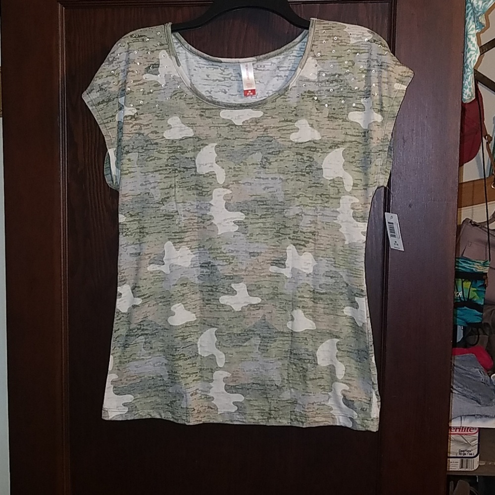 No boundaries Camo army burnout tshirt NWT Medium